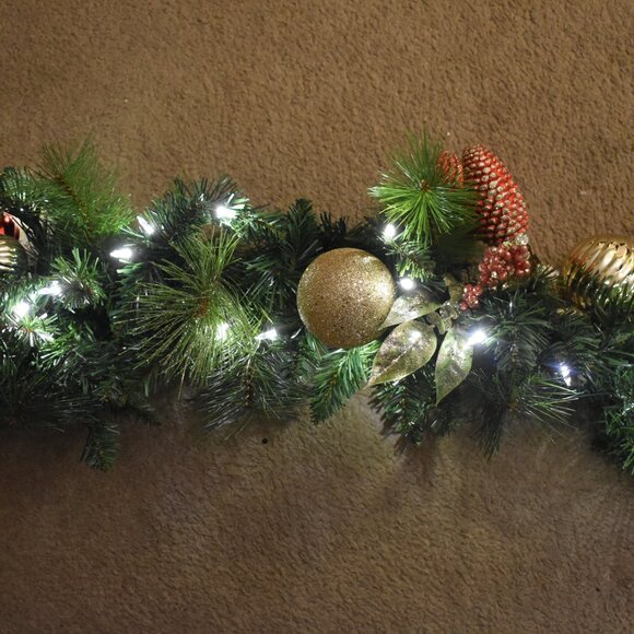 VINTAGE 8Ft Prelit Christmas Garland Pine Garland Spere Lights Berries Pinecone - Picture 8 of 15